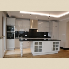 Kitchen with an island 3