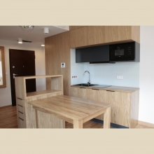 studio kitchen oak veneer, matt varnish and glass lacobel on the wall